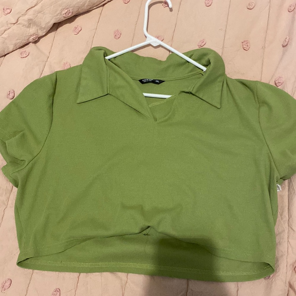 green collar top